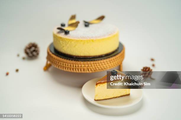 whole cake with white cream on top - cake isolated stockfoto's en -beelden