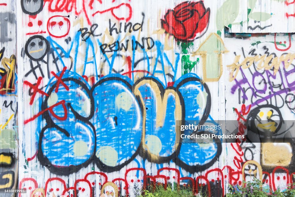 Graffiti colorati dipinti sul muro nel parco del quartiere