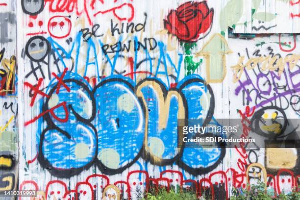 graffiti colorati dipinti sul muro nel parco del quartiere - street art graffiti foto e immagini stock