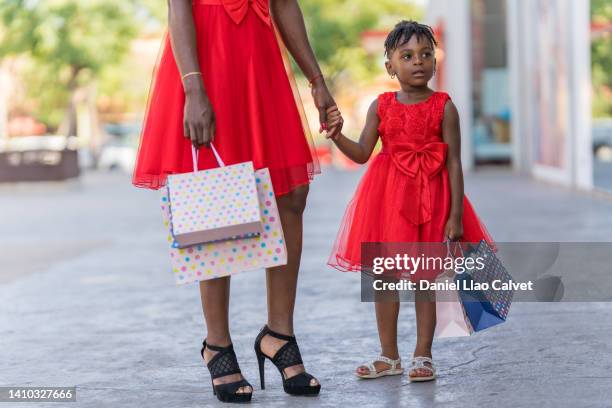 rear view of a unrecognizable mother and daughter shopping at the mall - vestido stock pictures, royalty-free photos & images