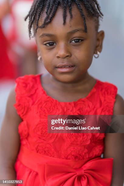 close-up of a beautiful 3-year-old african girl in red dress - vestido rojo stock-fotos und bilder