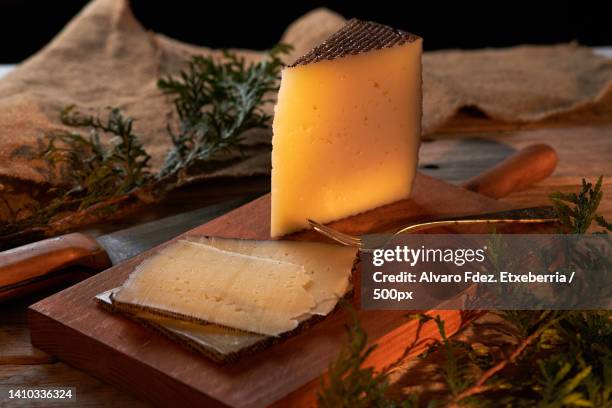 close-up of cheese ingredients on cutting board,gipuzkoa,spain - queso manchego fotografías e imágenes de stock