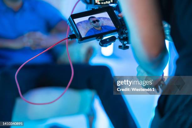 cameraman filming music video at studio - diverse film set stock pictures, royalty-free photos & images