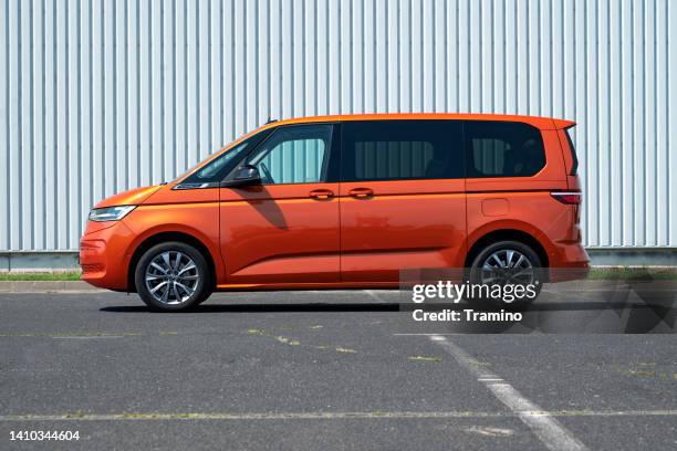 volkswagen multivan t7 ehybrid auf einem parkplatz - vw stock-fotos und bilder