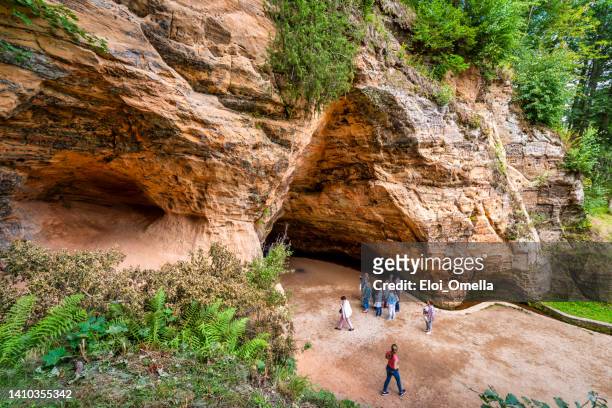 the widest and highest cave in the baltic countries known as gutman's cave, which is located on the gauja river in the national park of sigulda, latvia - latvia stockfoto's en -beelden
