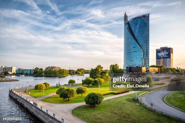 sun stone skyscraper - swedbank sede de la sucursal letona - riga, letonia - riga fotografías e imágenes de stock
