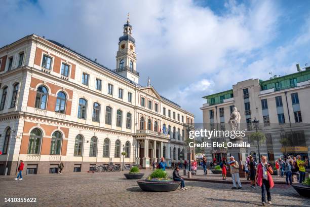 ayuntamiento de riga en la plaza ratslaukums del casco antiguo. letonia - riga fotografías e imágenes de stock