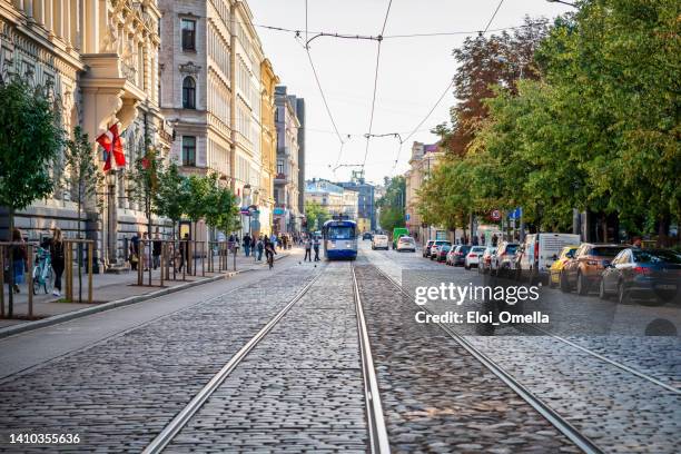 calles de riga y tranvía moderno, letonia. arquitectura en el centro de riga - riga fotografías e imágenes de stock