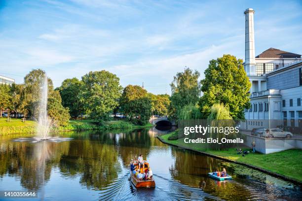 boot auf einem kanal im kronvalda-park von riga. lettland - riga stock-fotos und bilder