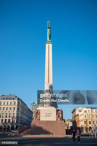 freiheit-denkmal in riga - riga stock-fotos und bilder