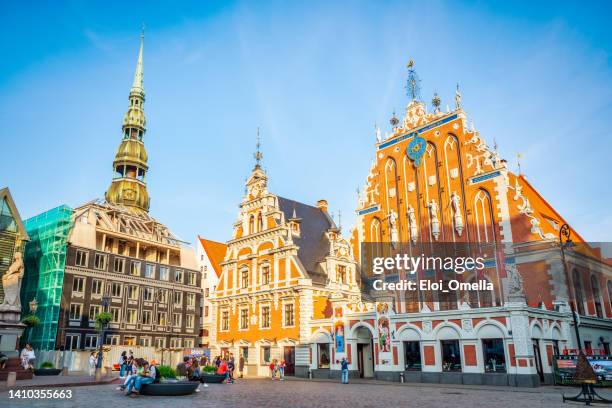 vista de la plaza del casco antiguo de ratslaukums, estatua de roland, la casa blackheads cerca de la catedral de san pedro contra el cielo azul en riga, letonia. día soleado de verano - riga fotografías e imágenes de stock