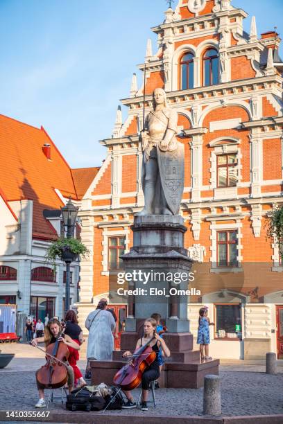 un grupo de músicos tocando violonchelos en riga - riga fotografías e imágenes de stock