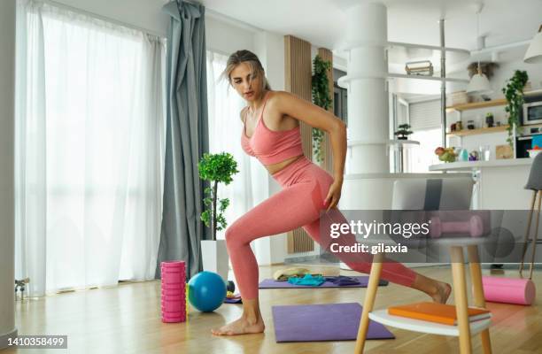 mujer joven con formación online. - goma elástica fotografías e imágenes de stock