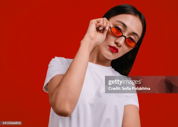 girl in sunglasses - model tshirt ストックフォトと画像