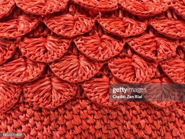 close up of red macrame bag with scalloped pattern - macrame stock-fotos und bilder