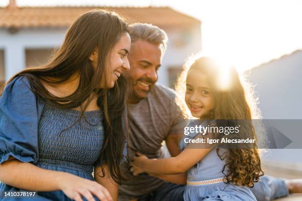 père et filles dans la cour arrière - real people lifestyle photos et images de collection