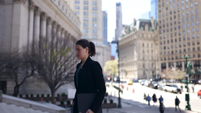 Sydney Rushing Attorney Female lawyer rushing to the courthouse 동영상 (1410388560) - 게티이미지뱅크