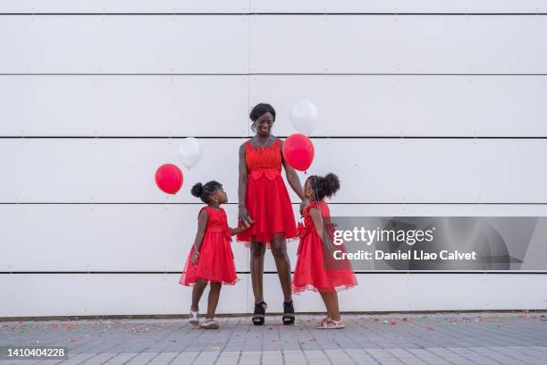 african american family dressed in red and colorful balloons - vestido ストックフォトと画像