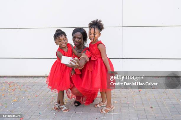 mother and daughters taking selfie photo - vestido stock pictures, royalty-free photos & images