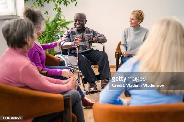 terapia de grupo en sesión en un círculo de estar - terapia de grupo fotografías e imágenes de stock