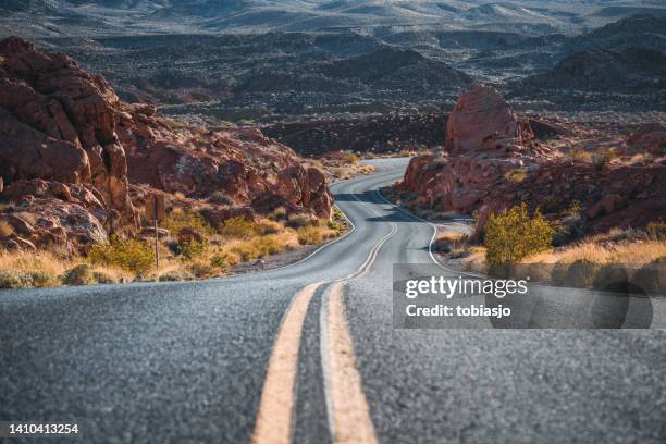 valley of fire road - red rocks stockfoto's en -beelden