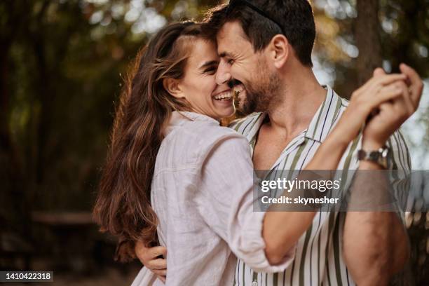 fröhliches paar, das seinen tanz im freien genießt. - couple in nature stock-fotos und bilder