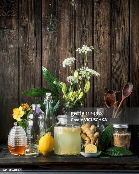 homemade ginger ale and ingredients at rustic wooden kitchen background - cerveza-tipo-ale fotografías e imágenes de stock