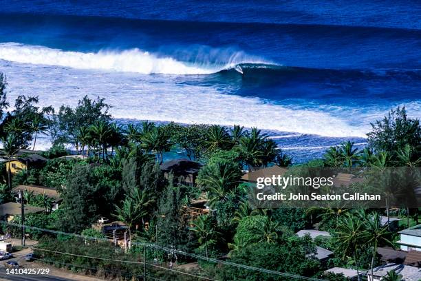 usa, hawaii, winter surfing on the north shore - haleiwa fotografías e imágenes de stock