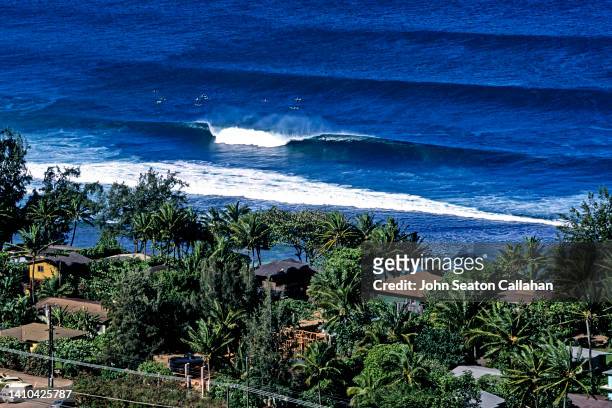 usa, hawaii,  winter wave on the north shore - haleiwa imagens e fotografias de stock