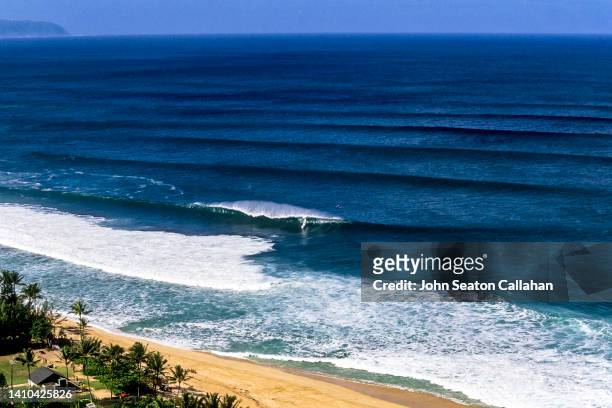usa, hawaii,  winter waves on the north shore - haleiwa imagens e fotografias de stock