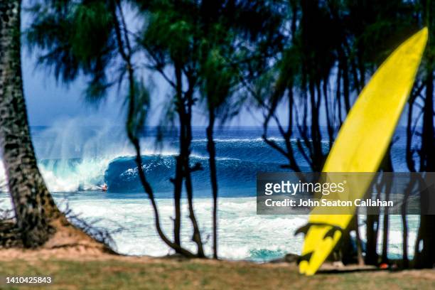 usa, hawaii, winter surfing on the north shore - haleiwa fotografías e imágenes de stock