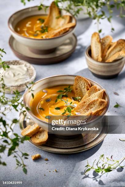 pumpkin creamy soup - carrots white background stockfoto's en -beelden