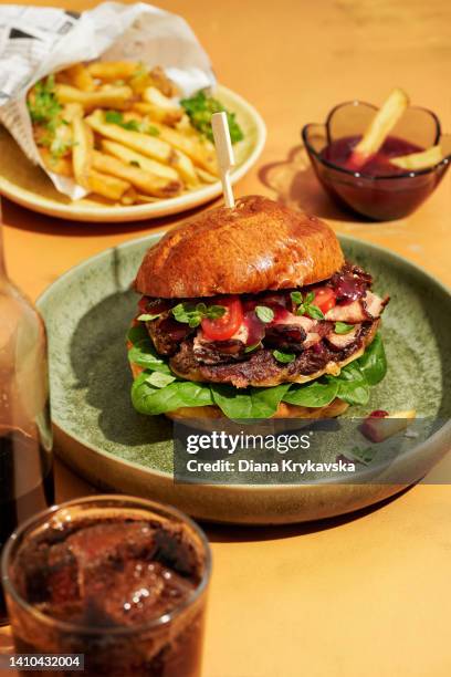 homemade burger with grilled meat - fastfood restaurant table stock-fotos und bilder