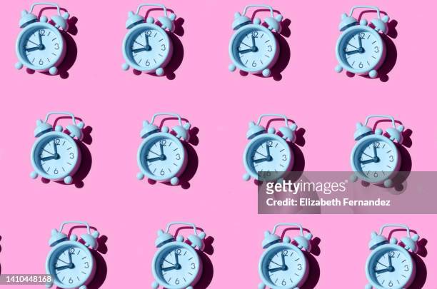 seamless pattern of old alarm clock on pink background - clock pattern photos et images de collection