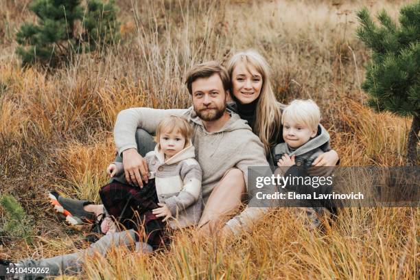 portrait of a happy european family. mom, dad, daughter and son. concept of love, family. family walking together in autumn - young boy and girl in love photos et images de collection