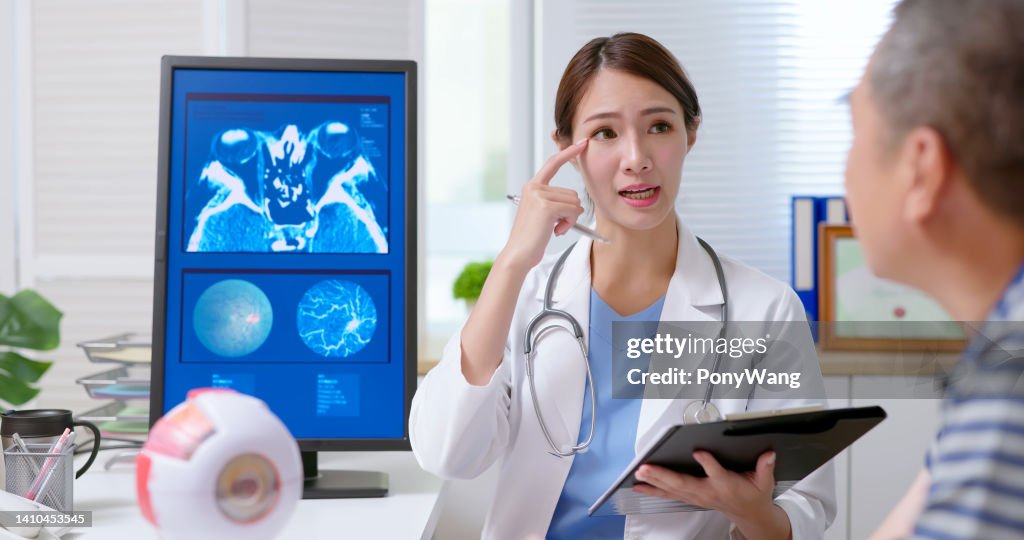 Doctor ask patient eye condition