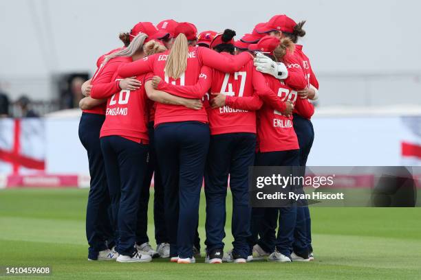 Players of England huddle prior to the 2nd Vitality IT20 between England Women and South Africa Women at New Road on July 23, 2022 in Worcester,...
