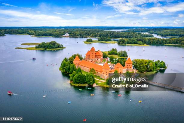 aerial view of trakai island castle located on lake galve - vilnius litouwen stockfoto's en -beelden