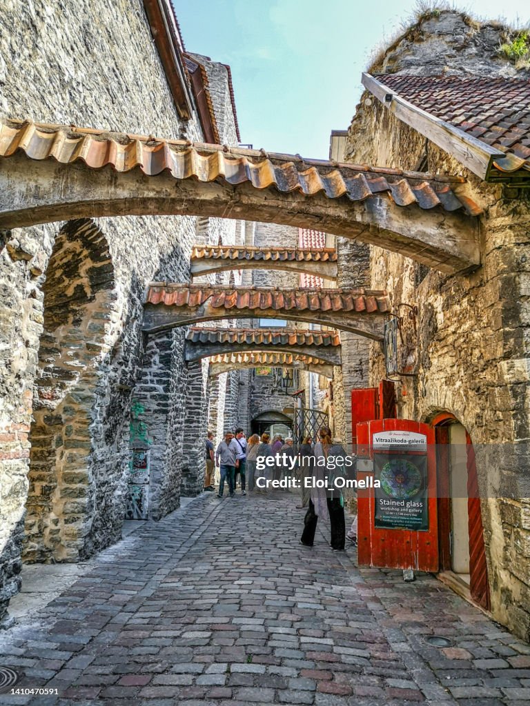 Antigua calle adoquinada en el casco antiguo de Tallin, Estonia