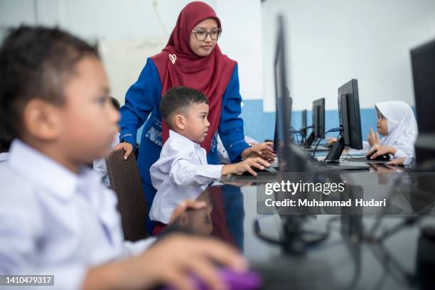Computer Indo 1,429 Indonesia Teacher Stock Photos, High-Res Pictures, and Images ...