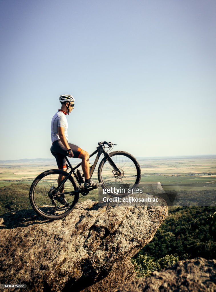 Ciclista de montaña montando su bicicleta a través de la montaña