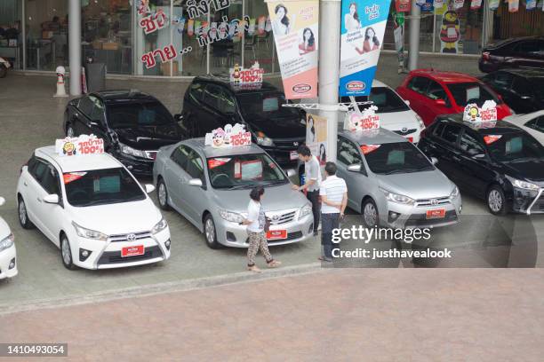 algunos tailandeses están inspeccionando vehículos toyota en concesionarios de automóviles - thai ethnicity fotografías e imágenes de stock