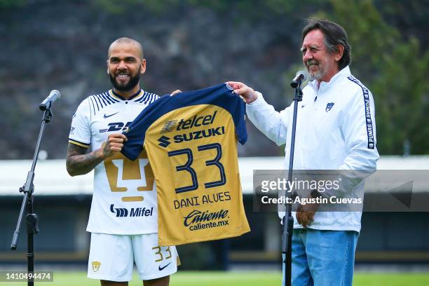 Dani Alves poses with his Pumas' jersey along president of Pumas Leopoldo Silva during his unveiling as new player of Pumas UNAM at La Cantera on...
