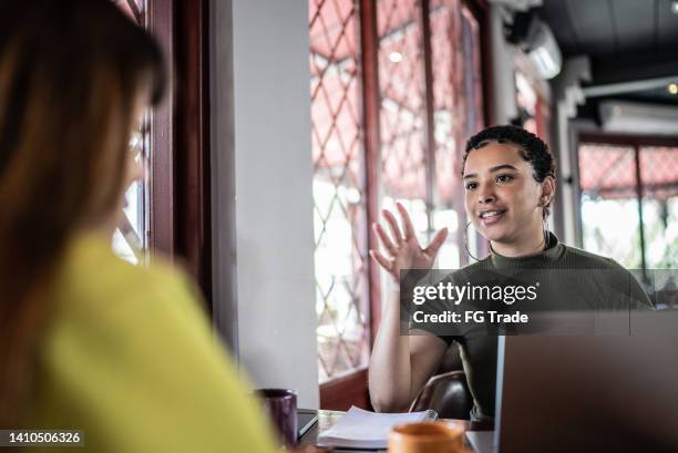 young women in a meeting in a restaurant - feedback stockfoto's en -beelden