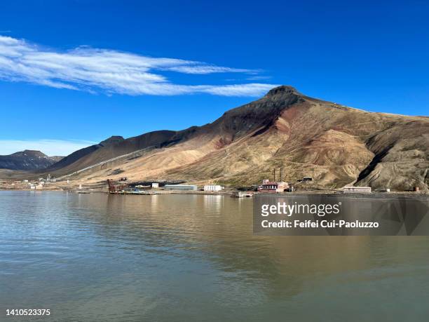 coast landscape of pyramiden - view into land stock pictures, royalty-free photos & images