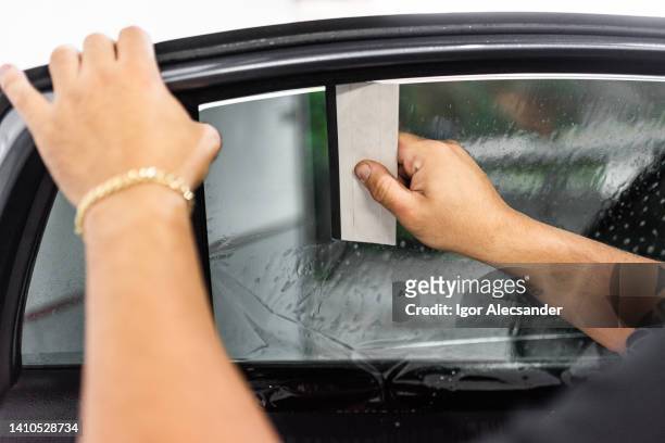 servicio de instalación de película de ventana de coche - imagen virada fotografías e imágenes de stock