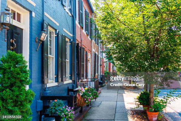 row of townhouses in residential district - cidade pequena americana - fotografias e filmes do acervo