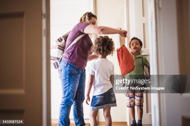 madre llevando a sus hijos a la escuela - típico de clase mediana fotografías e imágenes de stock