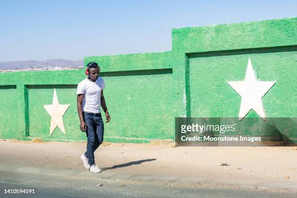 junger mann in katutura township in der nähe von windhoek in der region khomas, namibia - windhoek katutura stock-fotos und bilder