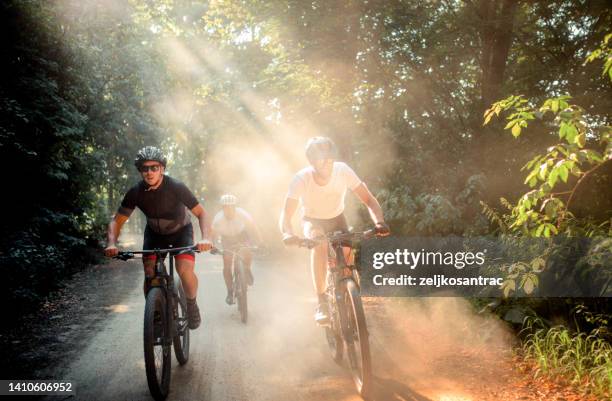 gruppe von mountainbikern fahrer, radfahren outdoor auf den berg - outdoorsy man stock-fotos und bilder